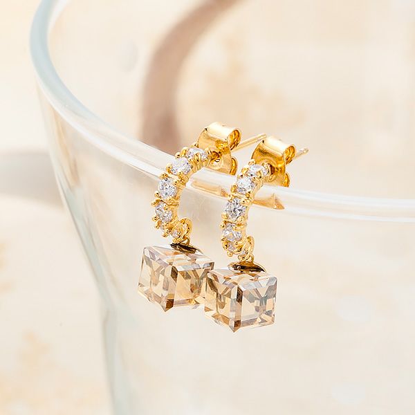 スワロフスキー★スイングキューブピアス（シャンパン）